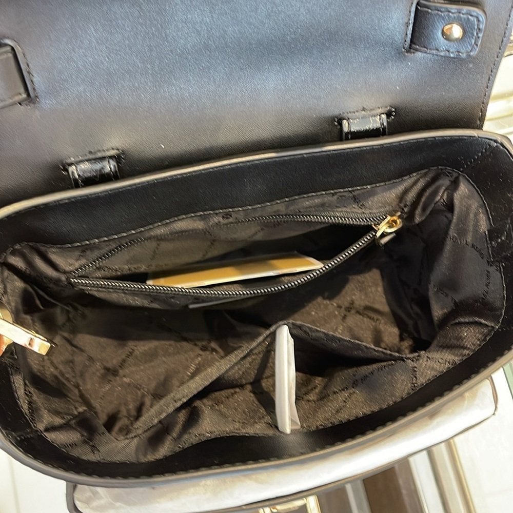 MICHAEL KORS
Manhattan Medium TH SCHOOL Crackled Metallic Leather SATCHEL
Black - Picture 15 of 16